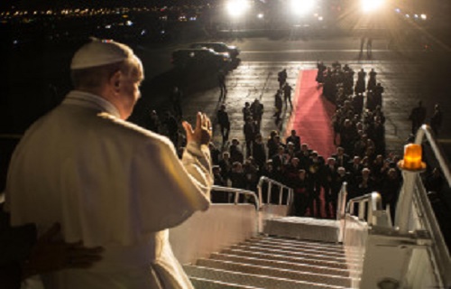 Pope Francis waves goodbye at Philadelphia International Airport Sept. 27. (CNS photo/L'Osservatore Romano, handout) See POPE-VOLUNTEERS-FAREWELL Sept. 27, 2015.